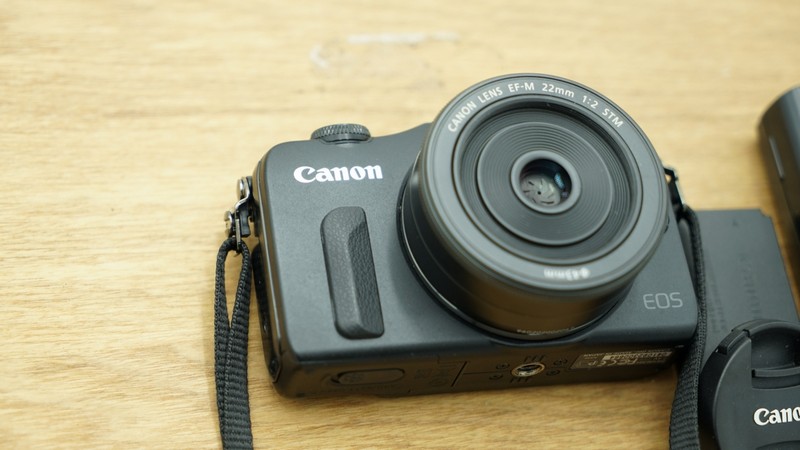 8360 Beautiful Canon EOS M + EF-M 22mm 2 STM